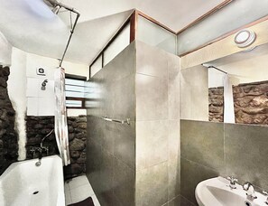 Bathroom - Inka loft apartment in Cusco's historic center  (Cusco)
