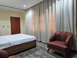 7 Schlafzimmer, BĂŒgeleisen/BĂŒgelbrett, WLAN, BettwĂ€sche