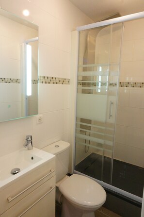 Dusche, Haartrockner, Handtücher, Toilettenpapier