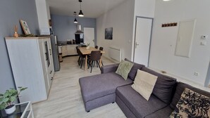Un apartamento moderno con comedor, cocina y sala de estar.