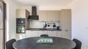 Frigorifero, microonde, piano cottura, lavastoviglie