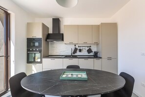 Frigorifero, microonde, piano cottura, lavastoviglie