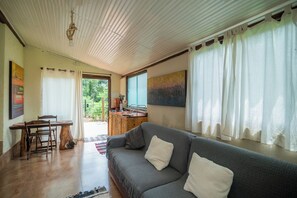 Living area - Ecological Chalet in Brumadinho 30 minutes from BH. Bath, Kitchen, Deck and Pet Friendly (Brumadinho)