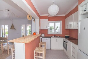 Fridge, microwave, oven, dishwasher - 2.1 Casa Gabriela in Punta Prima (Sant LLuis)