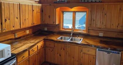 Cozy Quaint 2-bedroom ocean view cabin in peaceful Jonesport with WiFi