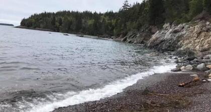 Cozy Quaint 2-bedroom ocean view cabin in peaceful Jonesport with WiFi