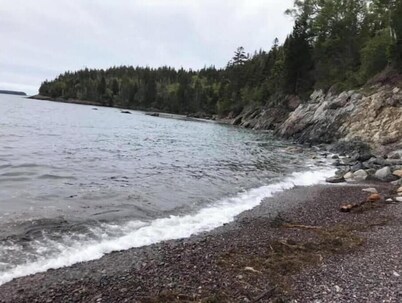 Cozy Quaint 2-bedroom ocean view cabin in peaceful Jonesport with WiFi