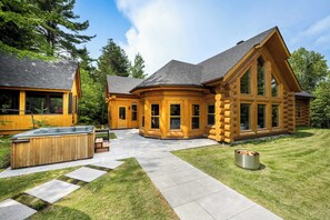 Outdoor spa tub - Chalet White Rabbit at Fiddler Lake with private spa, sauna, and pool (Mille-Isles)