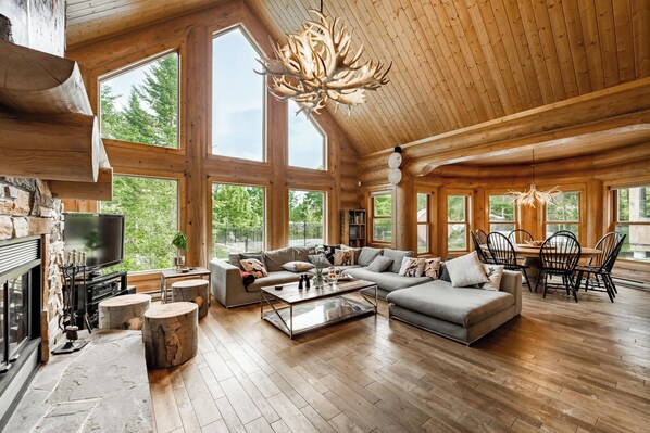 Smart TV, fireplace, DVD player, table football - Chalet White Rabbit at Fiddler Lake with private spa, sauna, and pool (Mille-Isles)