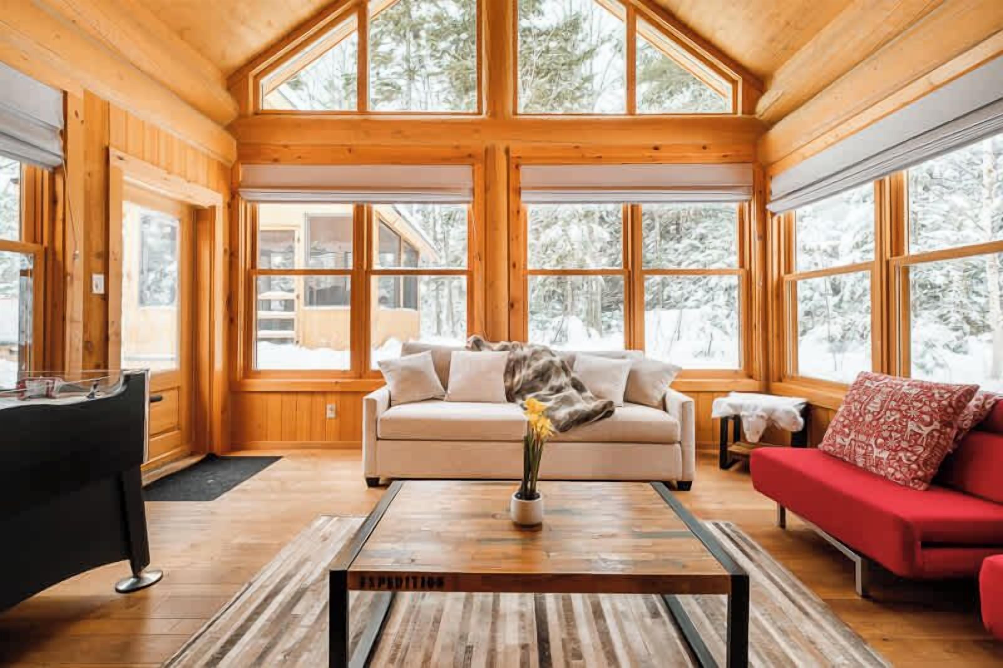 تلفزيون ذكي، مدفأة، مشغل دي في دي، كرة قدم الطاولة