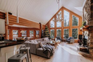 Smart TV, fireplace, DVD player, ping pong - Chalet Blue Jay at Fiddler Lake with hot tub, sauna, and private pool. (Mille-Isles)