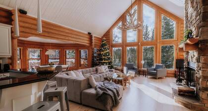 Chalet Blue Jay at Fiddler Lake with hot tub, sauna, and private pool.