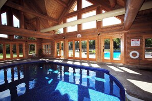 Indoor pool, outdoor pool - Chalet Golden Bear at Fiddler Lake with spa, sauna, and private pool (Mille-Isles)