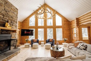 Smart TV, fireplace, DVD player, ping pong - Chalet Golden Bear at Fiddler Lake with spa, sauna, and private pool (Mille-Isles)