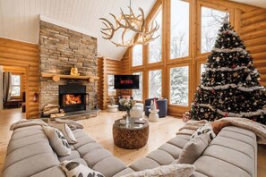 TV connectée, cheminée, lecteur de DVD, table de tennis de table