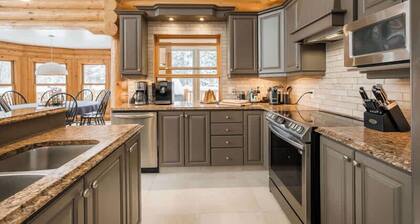 Chalet Golden Bear at Fiddler Lake with spa, sauna, and private pool