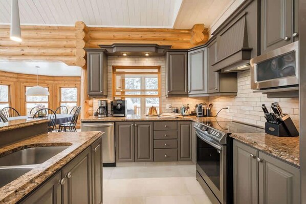 Fridge, microwave, oven, stovetop - Chalet Golden Bear at Fiddler Lake with spa, sauna, and private pool (Mille-Isles)