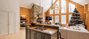 Chalet Golden Bear at Fiddler Lake with spa, sauna, and private pool