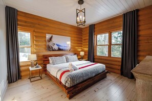 5 bedrooms, travel crib, free WiFi, bed sheets