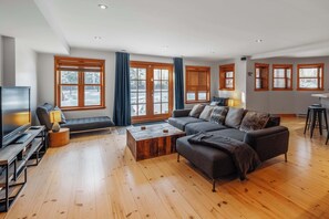 Smart TV, fireplace, DVD player, table tennis