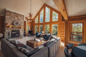 Smart TV, chimenea, reproductor de DVD y tenis de mesa