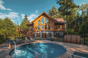 Indoor pool, outdoor pool - Chalet White Wolf Spa at Fiddler Lake with Private Spa, Sauna, and Pool (Mille-Isles)