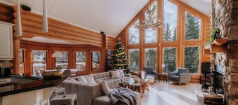 Chalet Red Deer at Fiddler Lake with Spa, Sauna, and Private Pool
