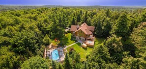 Exterior - Chalet Red Deer at Fiddler Lake with Spa, Sauna, and Private Pool (Mille-Isles)