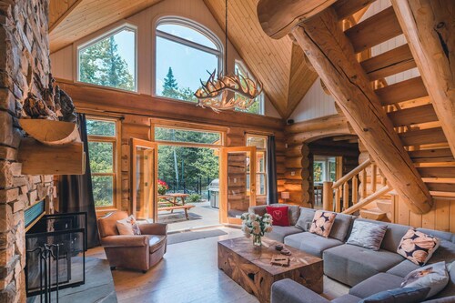 Chalet Silver Fox at Fiddler Lake with Hot Tub, Sauna, and Private Pool