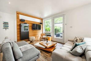 Smart TV, DVD player, stereo, offices