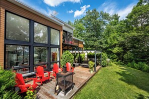 Outdoor dining - Chalet Villa Bianca Spa & river access (Sainte-Béatrix)