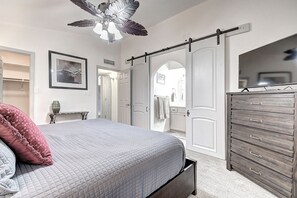 2 bedrooms, iron/ironing board, free WiFi, bed sheets - Mesa Lake Front House With Pool and Hot Tub! (Mesa)