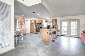 Fridge, microwave, oven, stovetop - Mesa Lake Front House With Pool and Hot Tub! (Mesa)