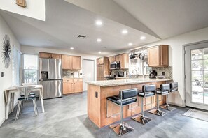 Fridge, microwave, oven, stovetop - Mesa Lake Front House With Pool and Hot Tub! (Mesa)