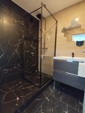 Dusche, Haartrockner, Bidet, Handtücher