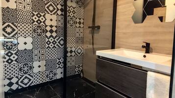 Douche, sèche-cheveux, bidet, serviettes fournies