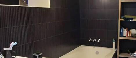 Secador de pelo, toallas, jabón y papel higiénico