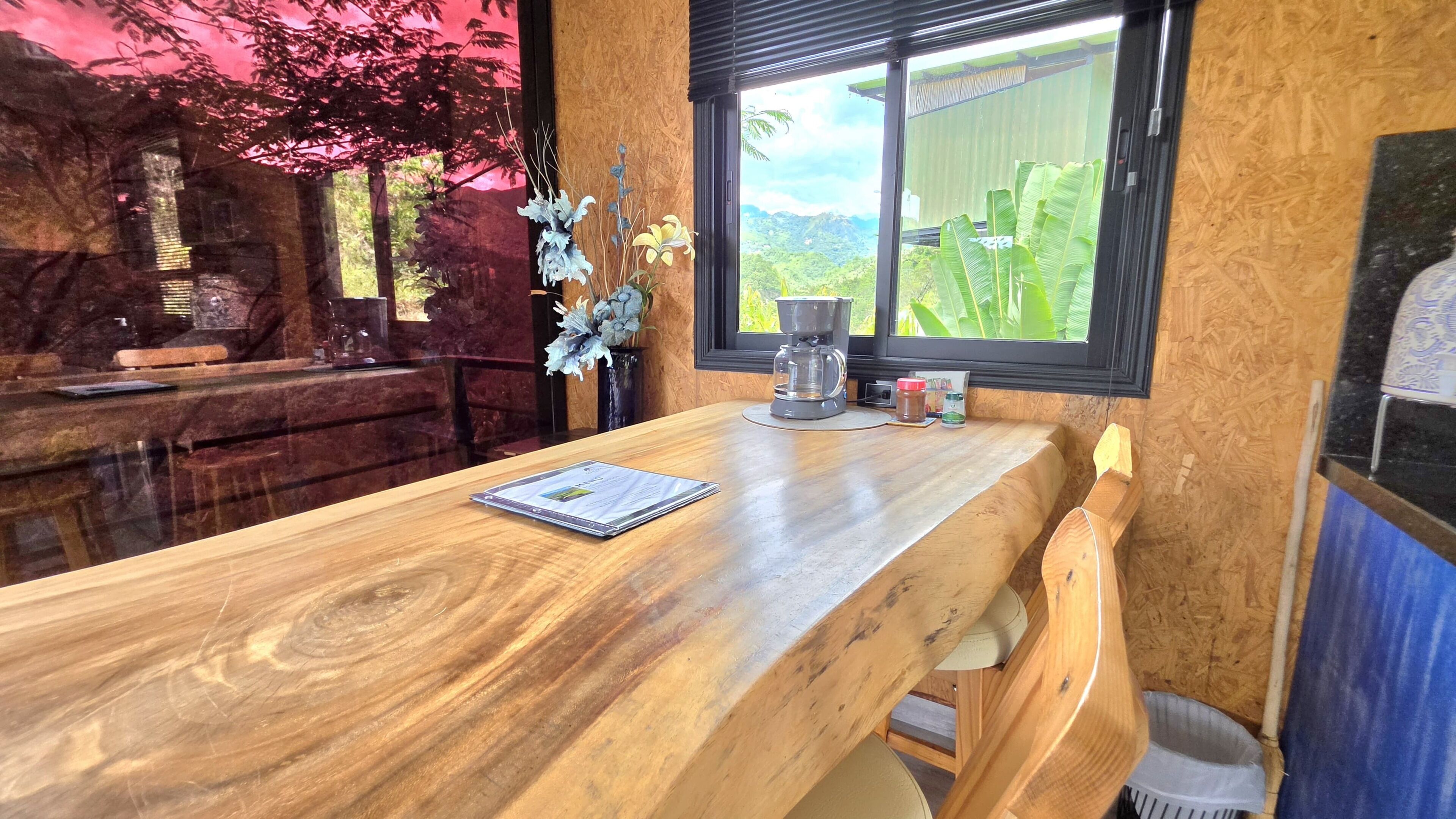 小屋, 多张床, 热水浴缸, 山景 | 起居区 | 45-英寸纯平电视（配备卫星频道）