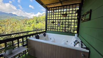 Cabaña, varias camas, hidromasaje, vista a la montaña | Terraza o patio