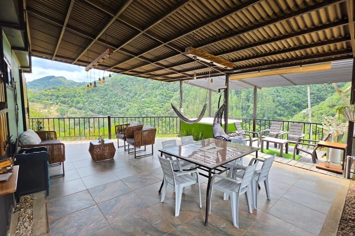 Casa, vista a la montaña | Terraza o patio