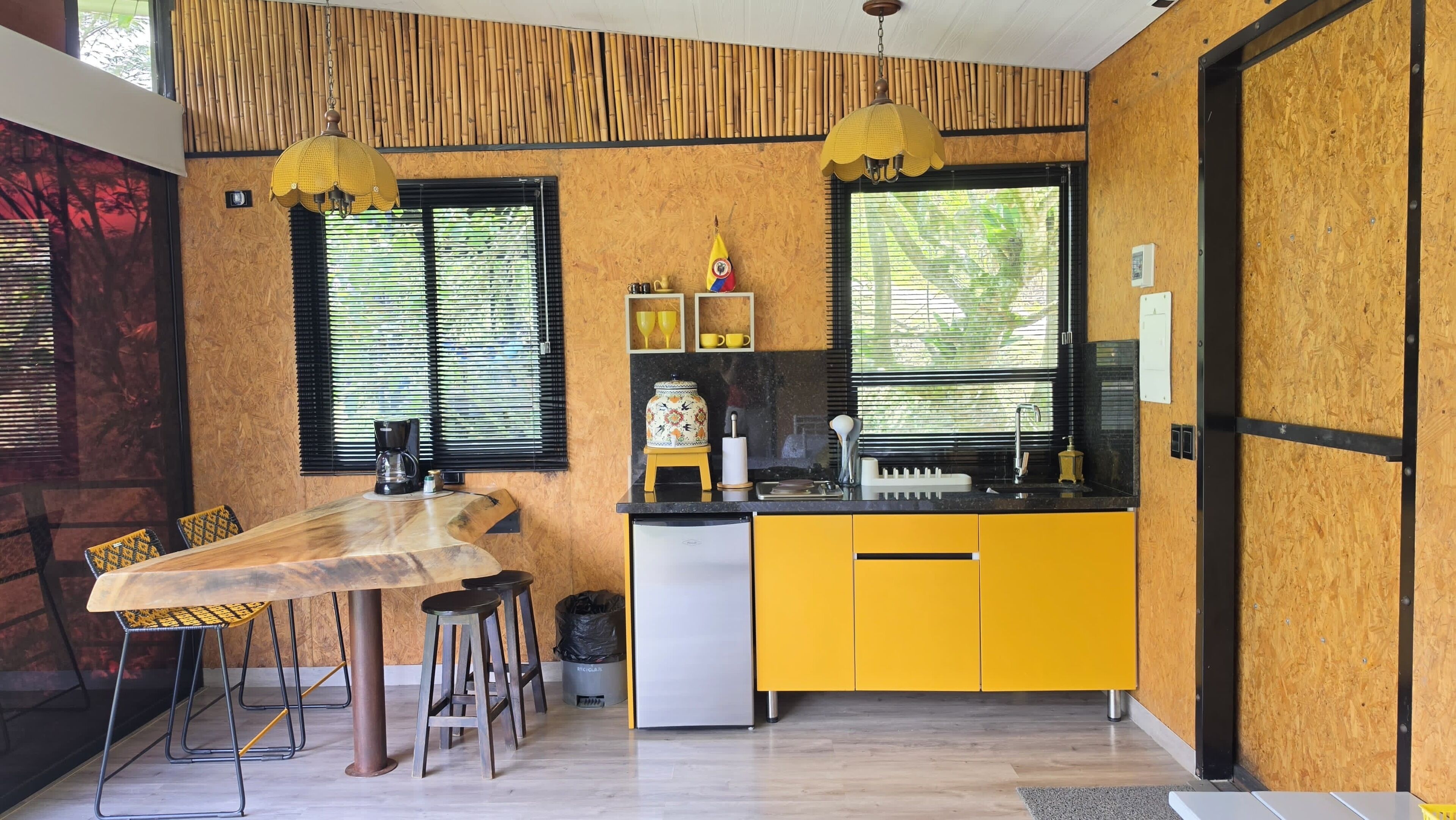 Cabaña, varias camas, bañera de hidromasaje, vistas a la montaña | Cocina privada | Frigorífico pequeño, placa de cocina y cafetera o tetera