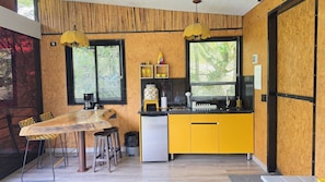 Cabaña, varias camas, hidromasaje, vista a la montaña | Cocina privada | Frigobar, parrilla de estufa y cafetera y tetera