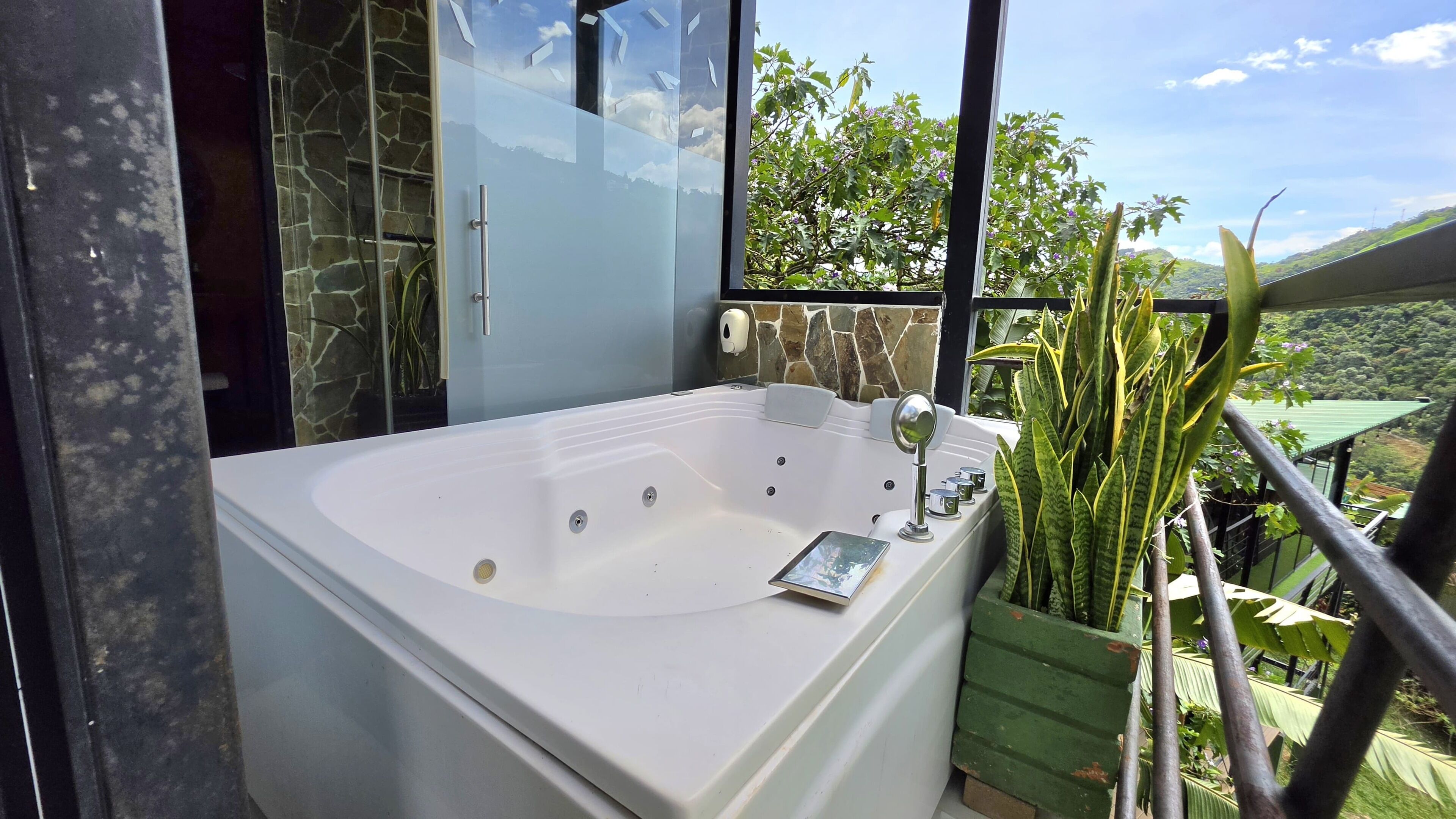 Cabin, Multiple Beds, Hot Tub, Mountain View | Bathroom | Separate bathtub and shower, towels, soap, shampoo