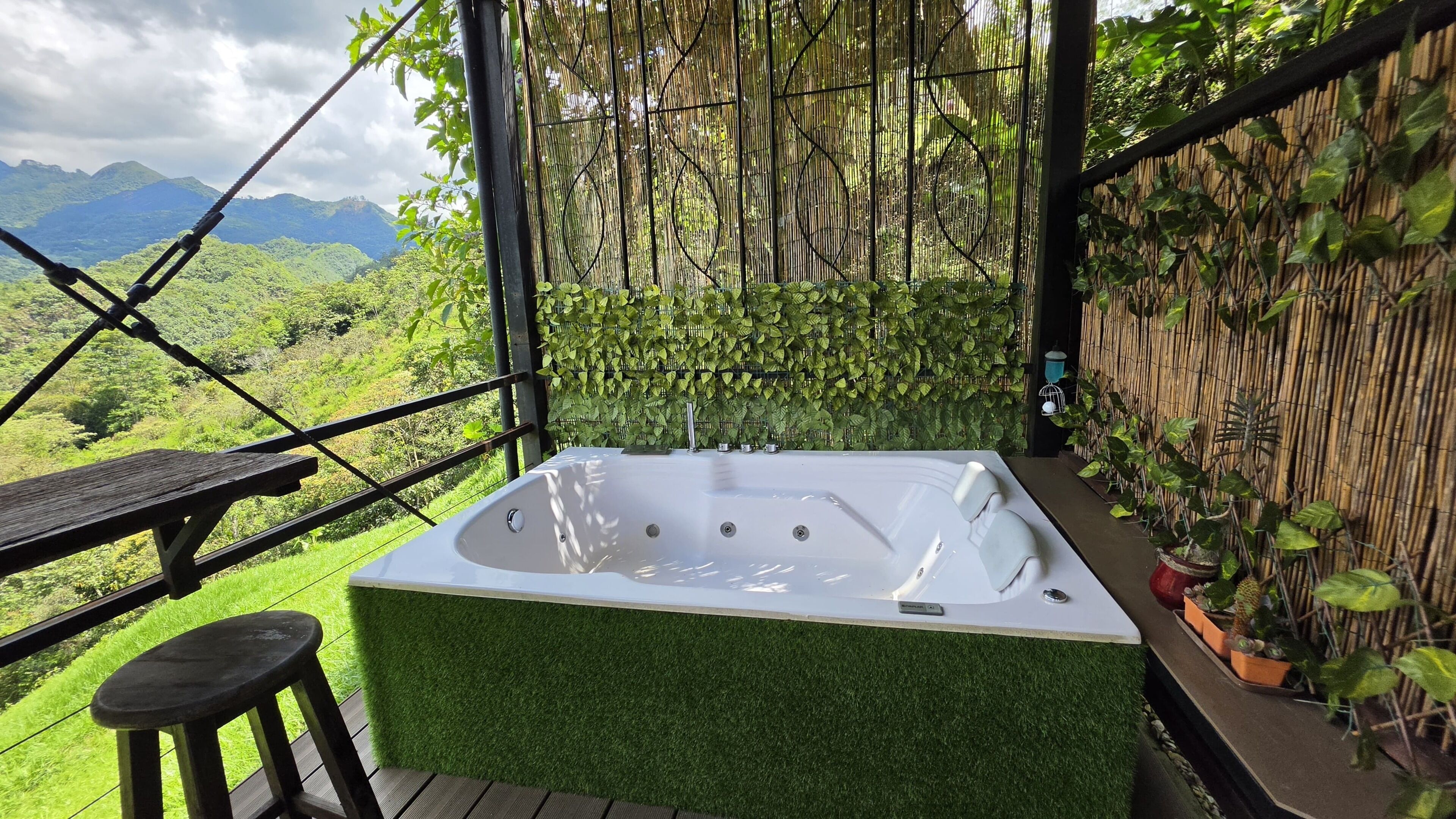 Hytte, 1 dobbeltseng, spabadekar, fjellutsikt | Terrasse/patio