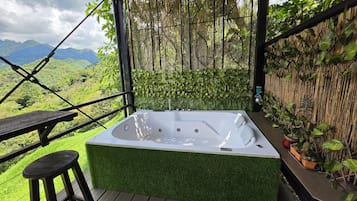 Hytte, 1 dobbeltseng, spabadekar, fjellutsikt | Terrasse/patio