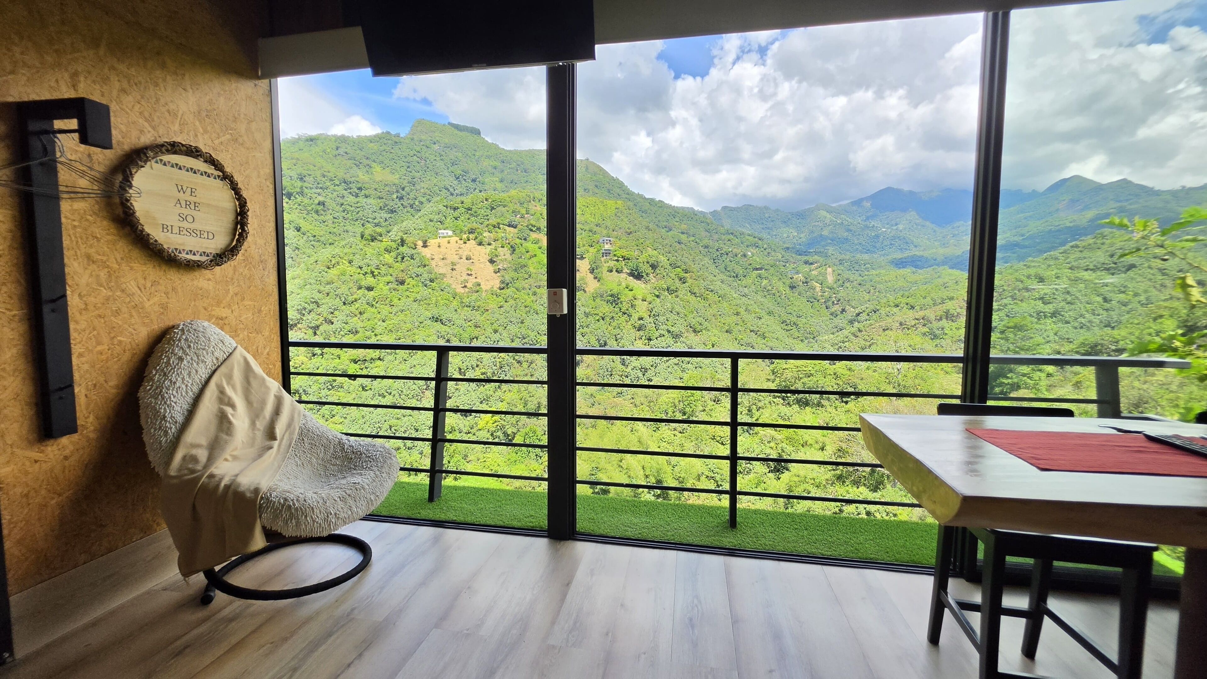 Ferienhütte, 1 Doppelbett, Whirlpool, Bergblick | Wohnbereich | 45-Zoll-Flachbildfernseher mit Satellitenempfang