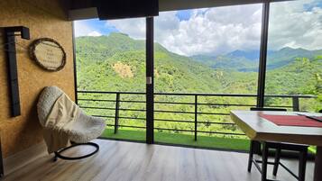 Ferienhütte, 1 Doppelbett, Whirlpool, Bergblick | Wohnbereich | 45-Zoll-Flachbildfernseher mit Satellitenempfang