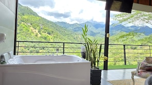 Cabaña, varias camas, hidromasaje, vista a la montaña | Baño | Tina y regadera independientes, toallas, jabón, shampoo