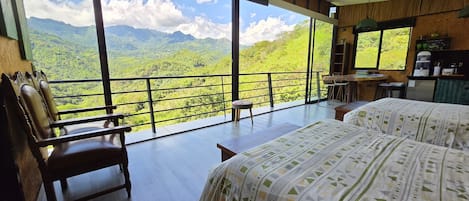 Cabaña, varias camas, hidromasaje, vista a la montaña | Decoración personalizada, muebles diferentes, escritorio y wifi gratis