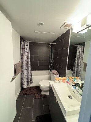 Hårtørrer, håndklæder, Sæbe, Toiletpapir